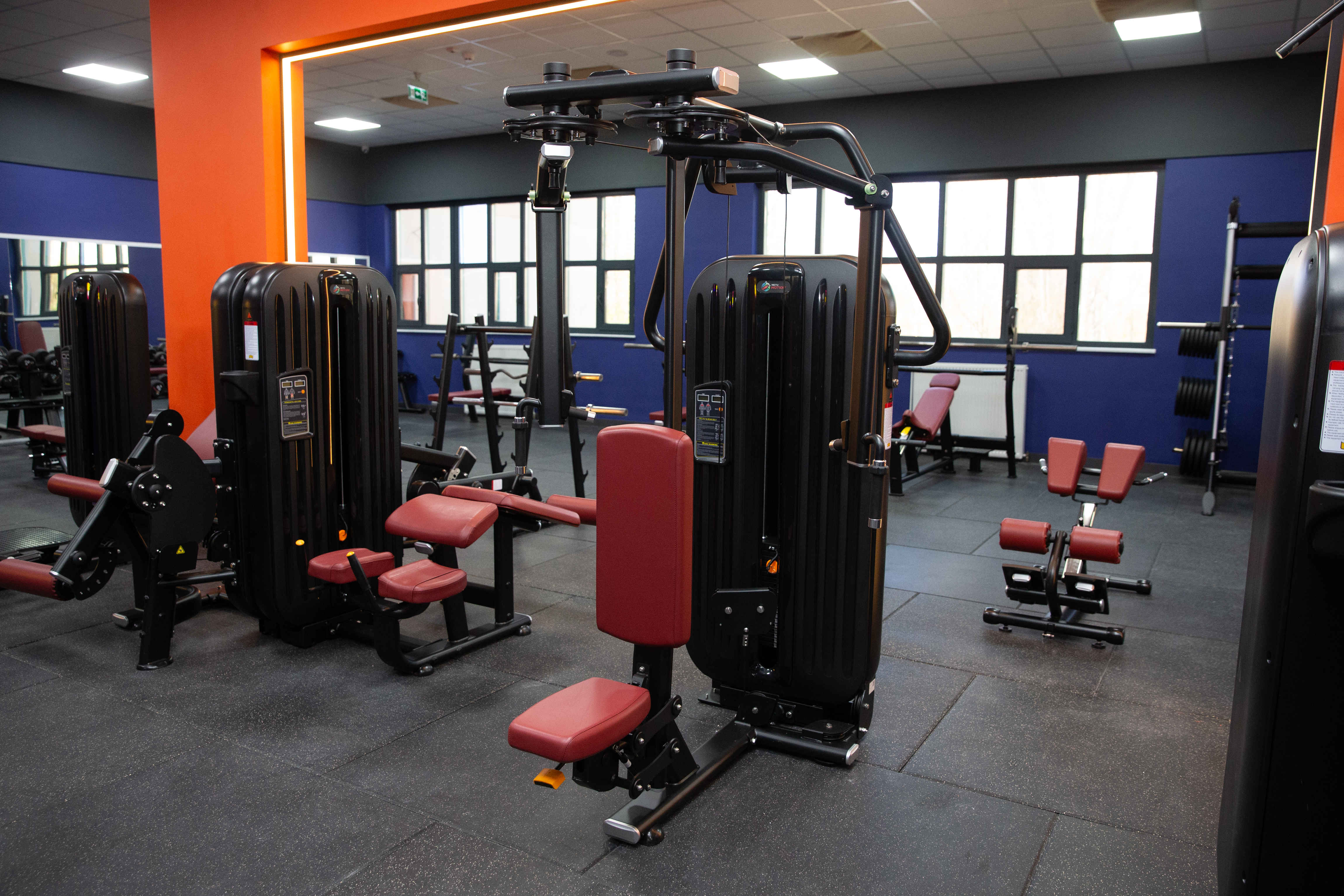 Geniş ve ferah kardiyo salonumuzda günün ilk ışıklarıyla yapılan enerjik antrenmanlar.