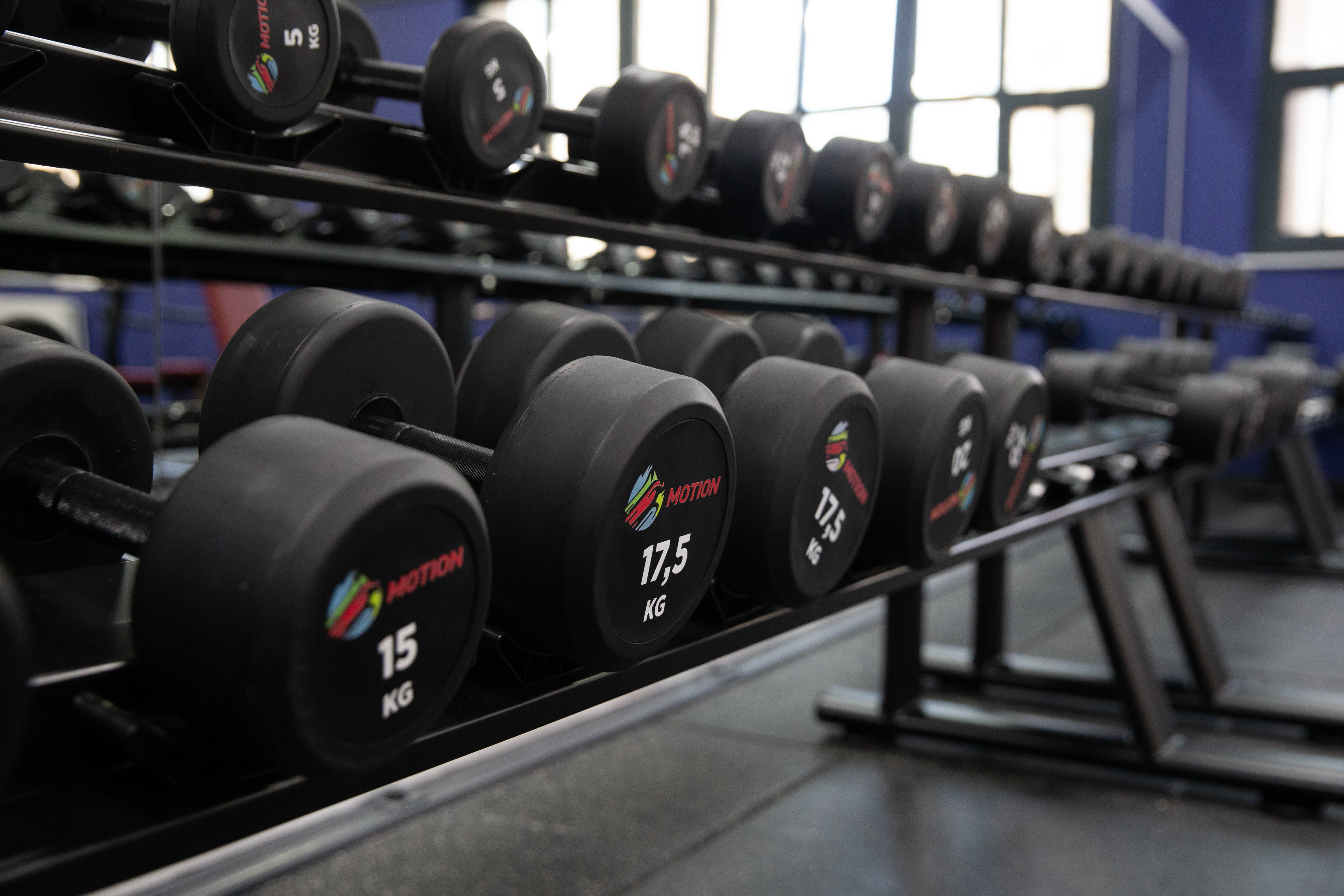 Dumbbell setlerimizden kaldırış alanlarımıza kadar tüm detaylarıyla güç kazanımının merkezi.